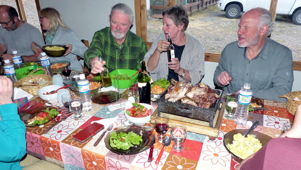 AR 0218 714 TT een rijk gevulde tafel